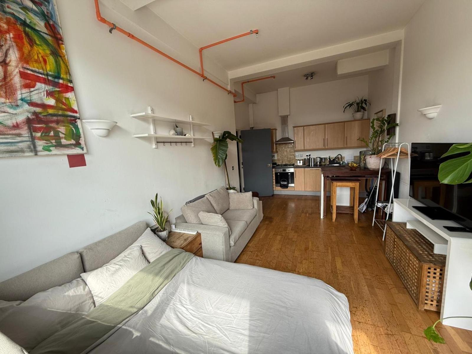 Cosy Private Room With Shared Bathroom Facilities Лондон Екстериор снимка