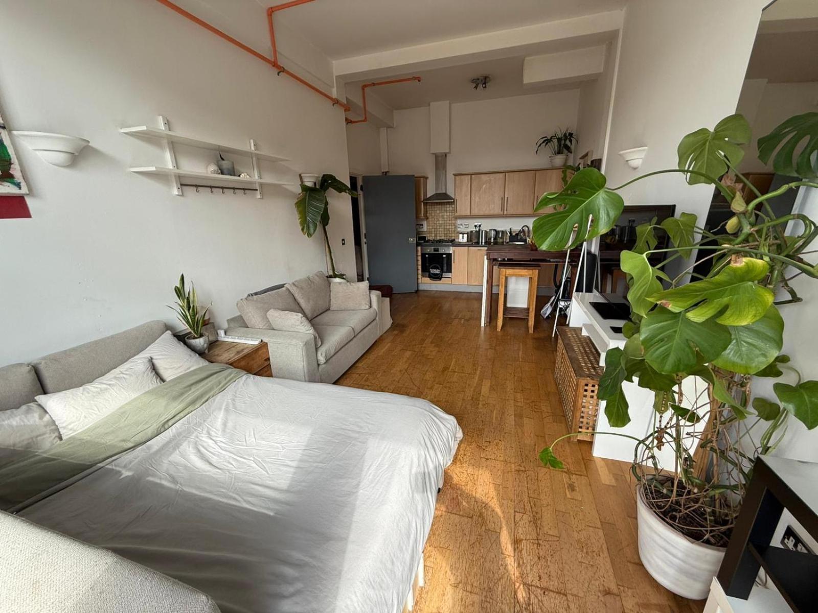 Cosy Private Room With Shared Bathroom Facilities Лондон Екстериор снимка