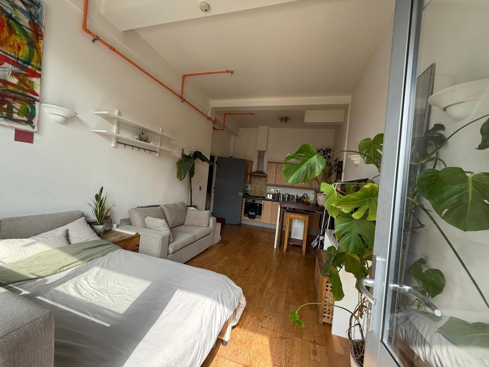 Cosy Private Room With Shared Bathroom Facilities Лондон Екстериор снимка